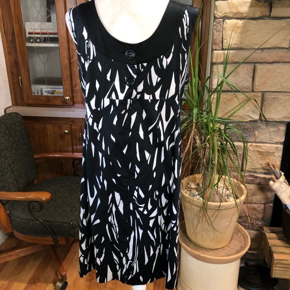 WHITE HOUSE/BLACK MARKET SIZE 14 BLACK AND WHITE SLEEVELESS DRESS - Picture 3 of 6